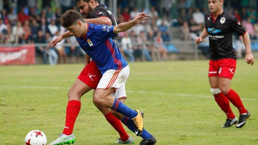 Asier se lleva la pelota ante Fran No, en presencia de César.