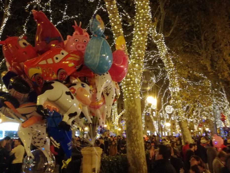 Im Rahmen eines bunten Programms auf dem Borne-Boulevard begann am Donnerstag (23.11.) das feierliche Glitzern.