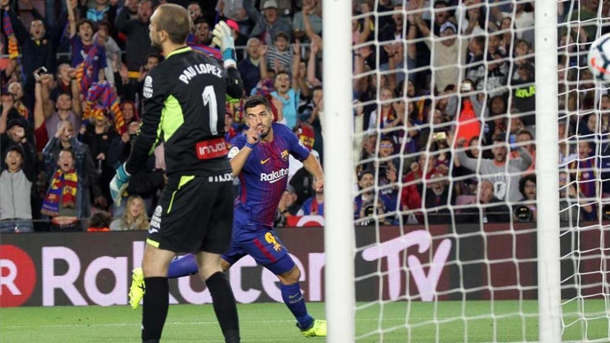 Luis Suárez, celebrando su gol en el derbi del pasado sábado. El Espanyol necesita más contundencia atrás