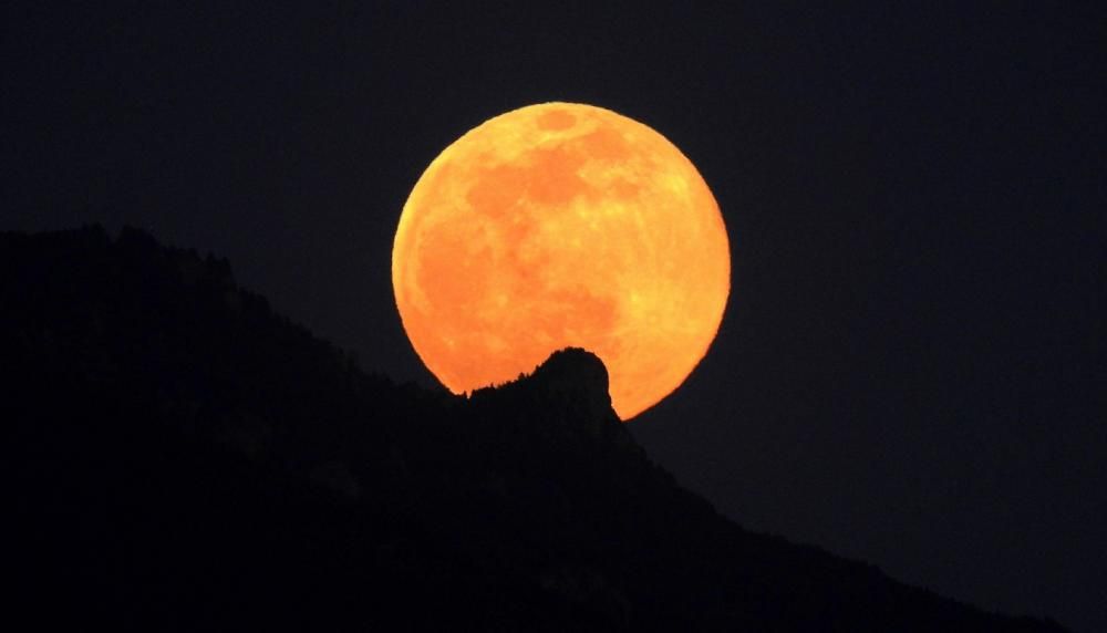 Lluna plena a Sant Llorenç de Morunys.