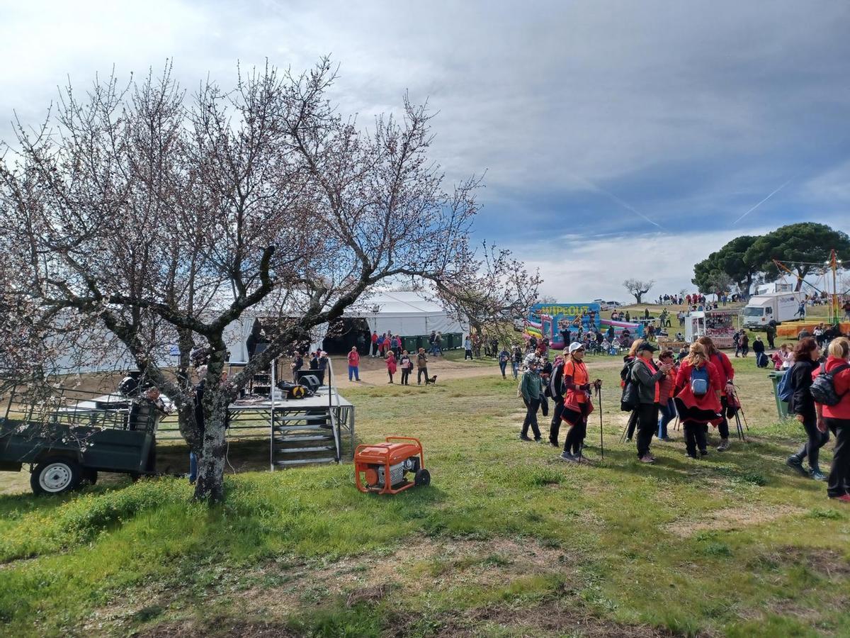 Llegada de los senderistas al Paraje de Gallito y carpa municipal.
