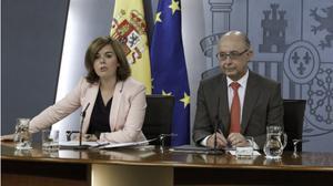 La vicepresidenta del Govern, Soraya Sáenz de Santamaría, ha anunciat la baixada de l’IRPF en la roda de premsa posterior al Consell de Ministres d’aquest divendres.