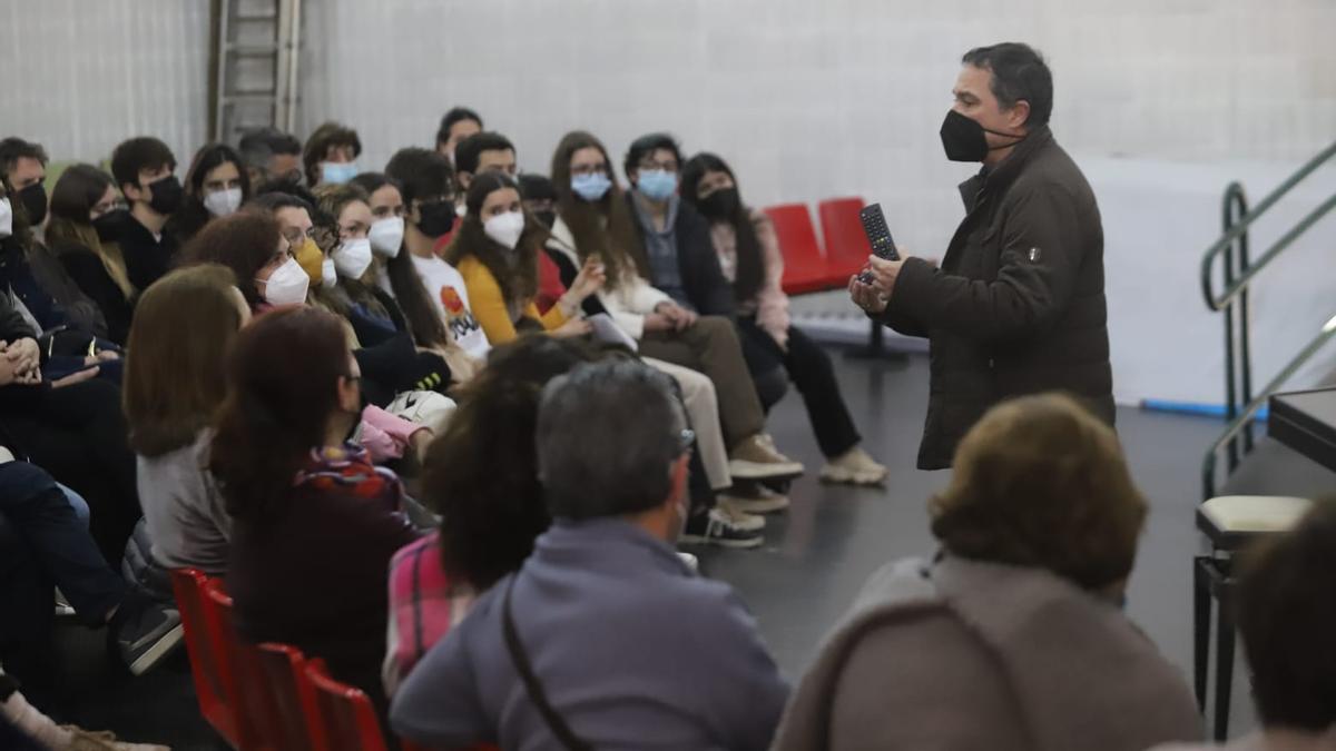 El director del IES López Neyra en un momento de la reunión con los padres afectados.