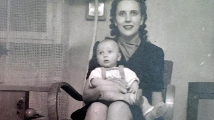 La sueca Irmgard Lundberg con su hijo Fred antes de su desaparición en 1948.