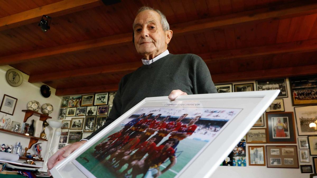 Miguel Sánchez sostiene la fotografía del equipo campeón olímpico en Barcelona, con las firmas de los jugadores.