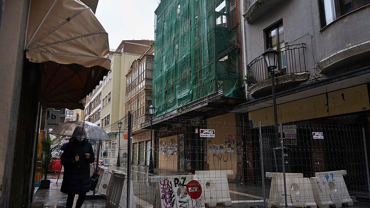 La calle de San Torcuato cortada al tráfico, con los dos edificios dañados por la caída de la medianera del edificio apuntalado en la vía comercial y del número 2 de la calle de Pelayo.