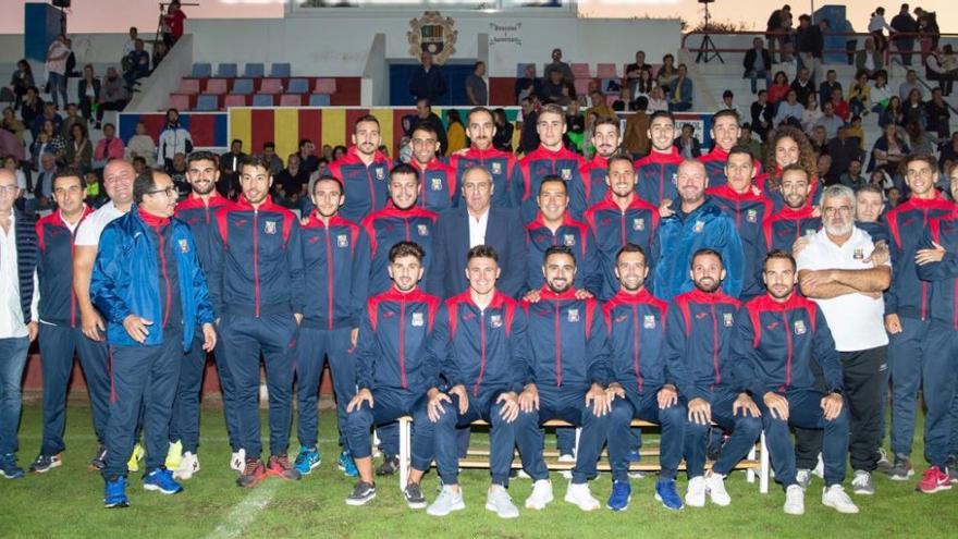 La plantilla del Poblense posa al completo en su presentaciÃ³n.