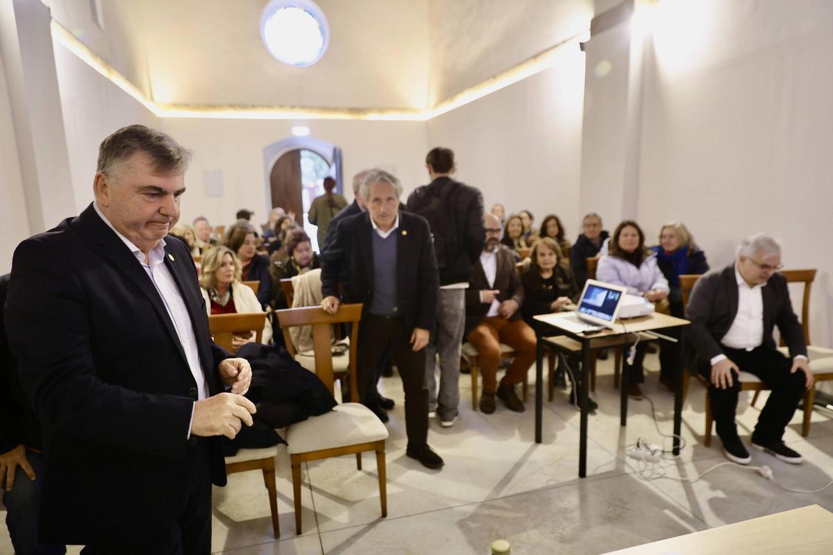 La charla del doctor Francisco Vizoso en la capilla de San Esteban del Mar, en imágenes La charla del doctor Francisco Vizoso en la capilla de San Esteban del Mar, en imágenes