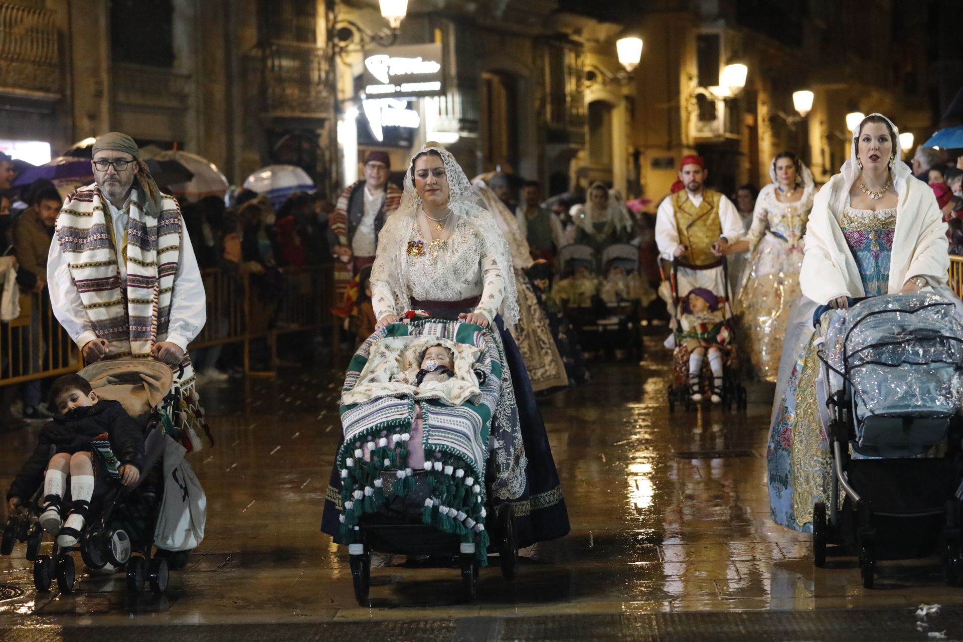 Búscate en el primer día de ofrenda por la calle de la Quart (entre las 19:00 a las 20:00 horas)