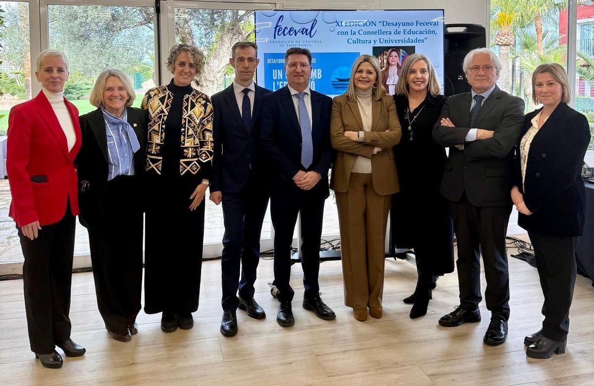 La consellera Carmen Ortí junto al presidente de Feceval Alberto Villanueva y otros responsables de Conselleria y la concertada, en el desayuno celebrado en Mas Camarena.