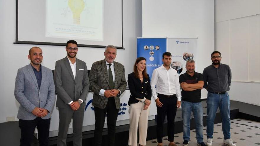 David Sánchez (i), Lluis Serra (3i) y Carmen G. Rodríguez, con algunos de los investigadores premiados. | | LP/DLP