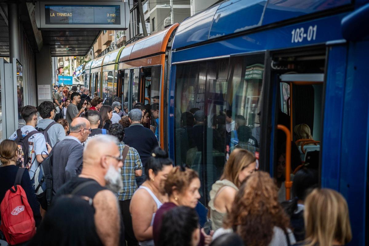 Usuarios del tanvía en la parada de Teatro Guimerá