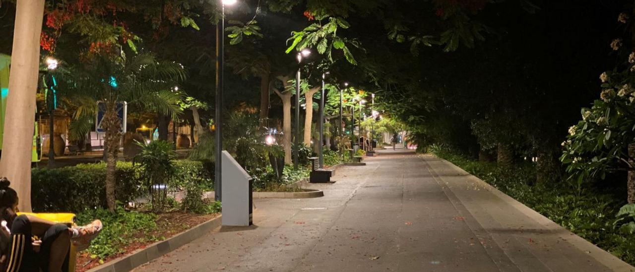 Zona interior del parque Gracía Sanabria con algunas de las nuevas luminarias en funcionamiento.