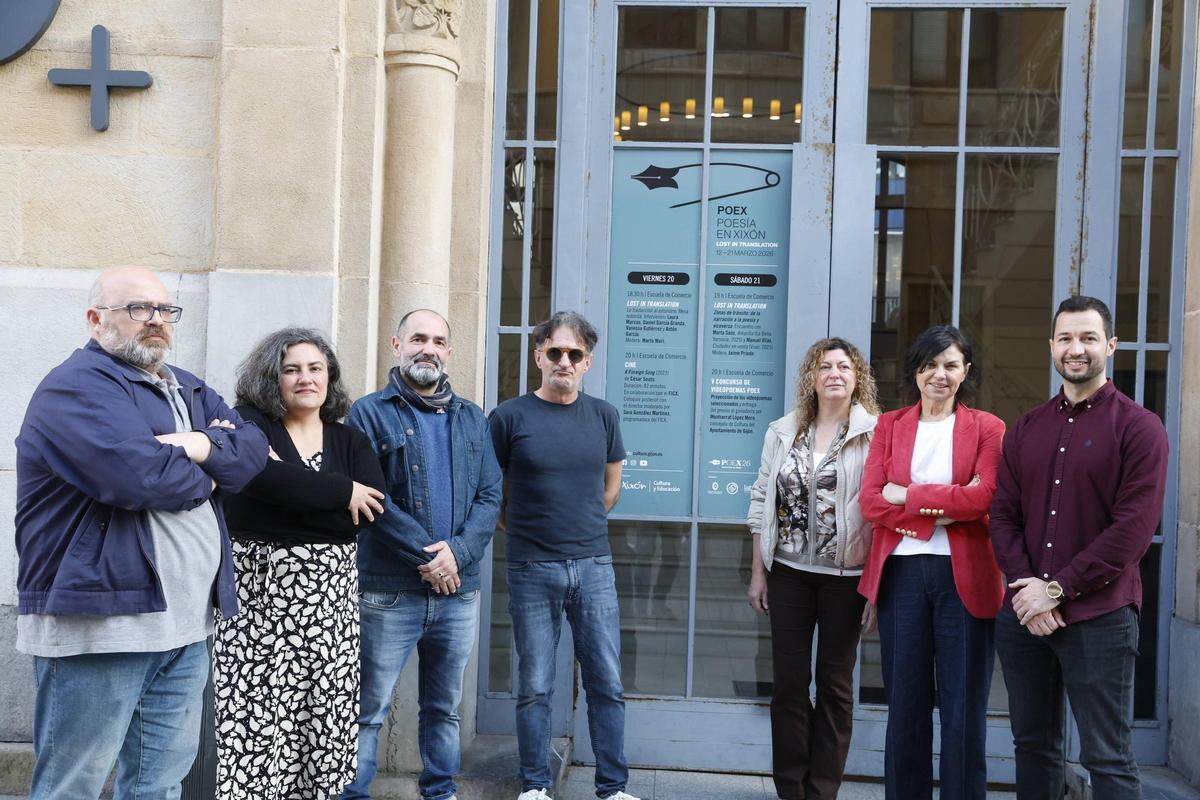 Por la izquierda, Rafa Valdés, Laura Marcos, Diego García Granda, Jaime Priede, María José Fernández, Montserrat López Moro y Aitor Martínez Valdajos, antes de la mesa redonda en la Escuela de Comercio.