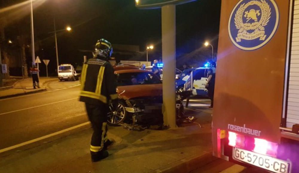 Sale de la vía y choca contra una farola en la rotonda de La Ballena