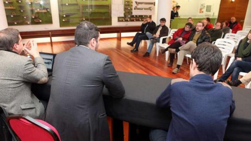 Reunión del alcalde y técnicos, en la noche del jueves, con vecinos y comerciantes.  // Bernabé / Luismy