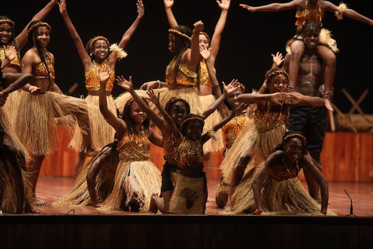 "Voces por Benin" durante una actuación en Avilés