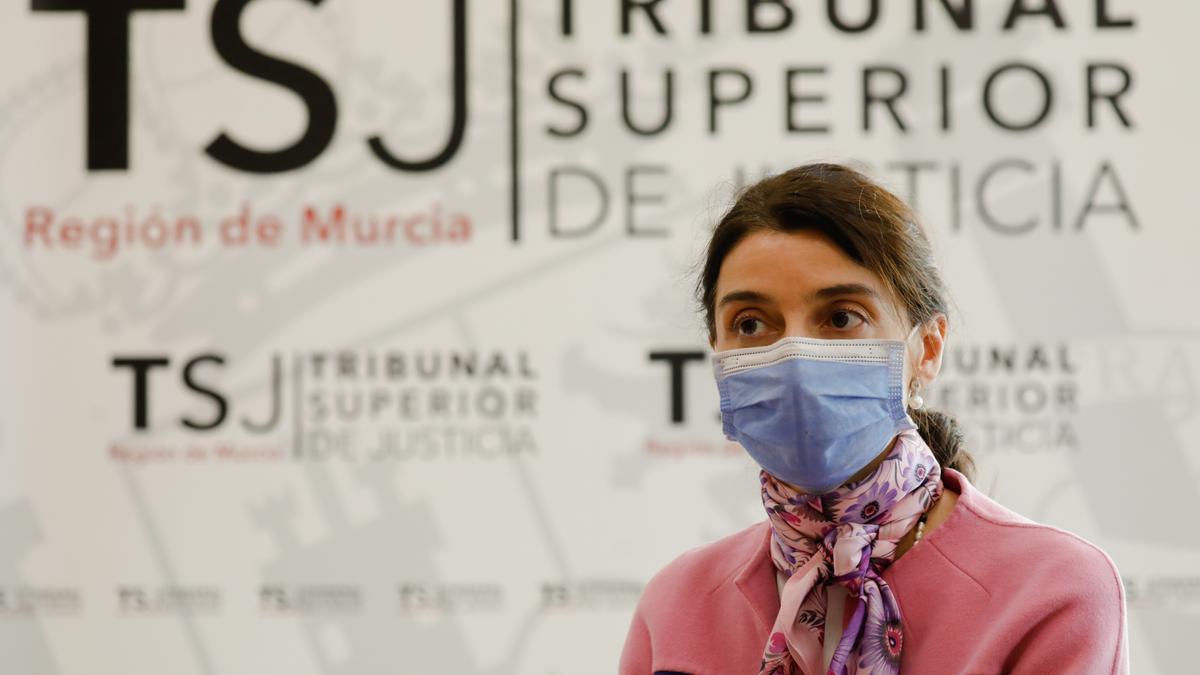 La ministra de Justicia, Pilar LLop, acompañada por el delgado del Gobierno, José Vélez y el presidente del TSJ de Murcia, Pascual Del Riquelme, en la Ciudad de la Justicia de Murcia