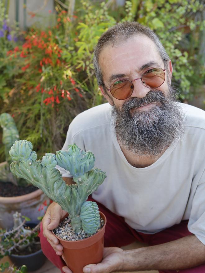 Der Pflanzenzüchter Xavi Simó auf seiner schattigen Terrasse im Stadtviertel La Vileta in Palma. 