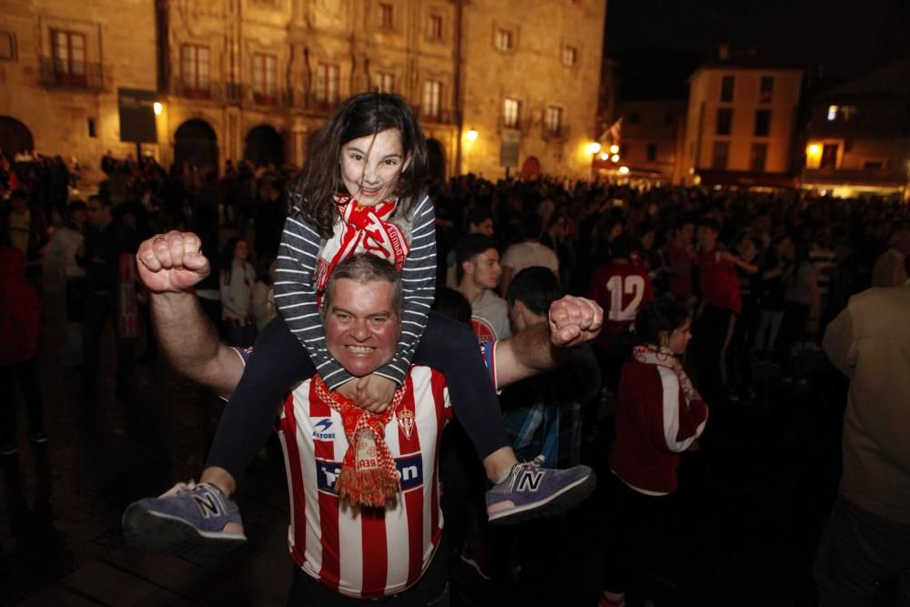 Celebración rojiblanca en la plaza del Marqués