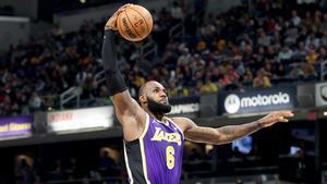 LeBron James, de Los Angeles Lakers, en una jugada del partido contra los Indiana Pacers.