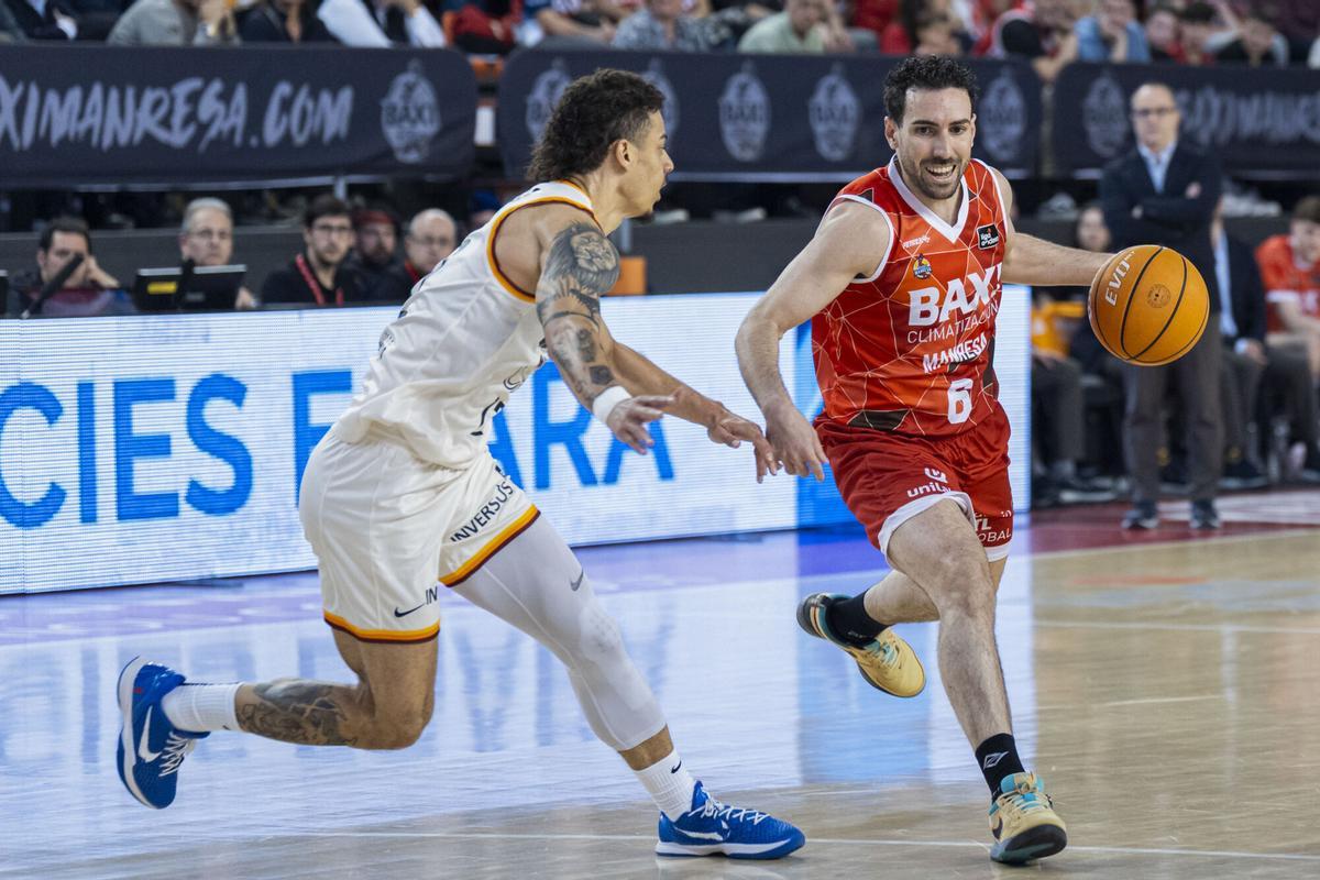 Ferran Bassas y Jonah Radebaugh, durante el partido de la jornada 23 de la Liga Endesa entre el Baxi Manresa y el Ucam Murcia.