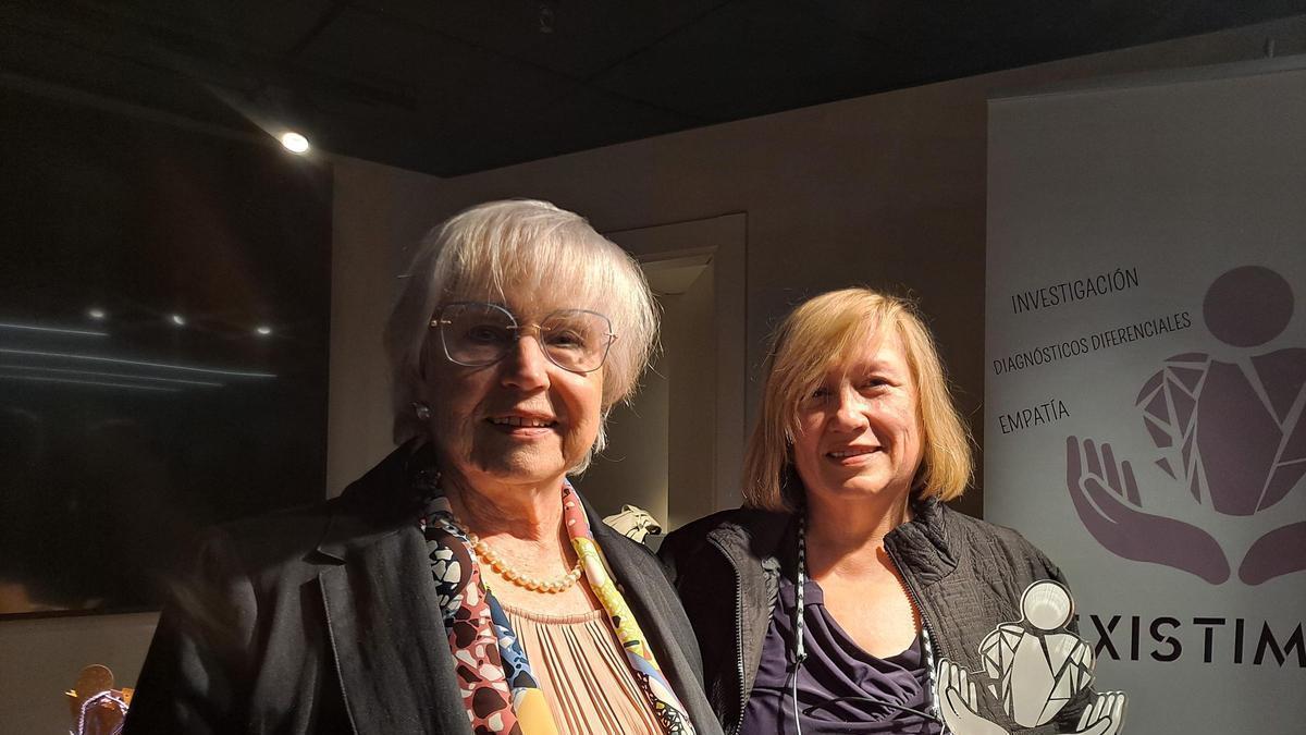 Loli Arranz (izquierda) y Ana Rodríguez, este martes tras ser reconocidas por la Asociación Existimos de Badajoz.