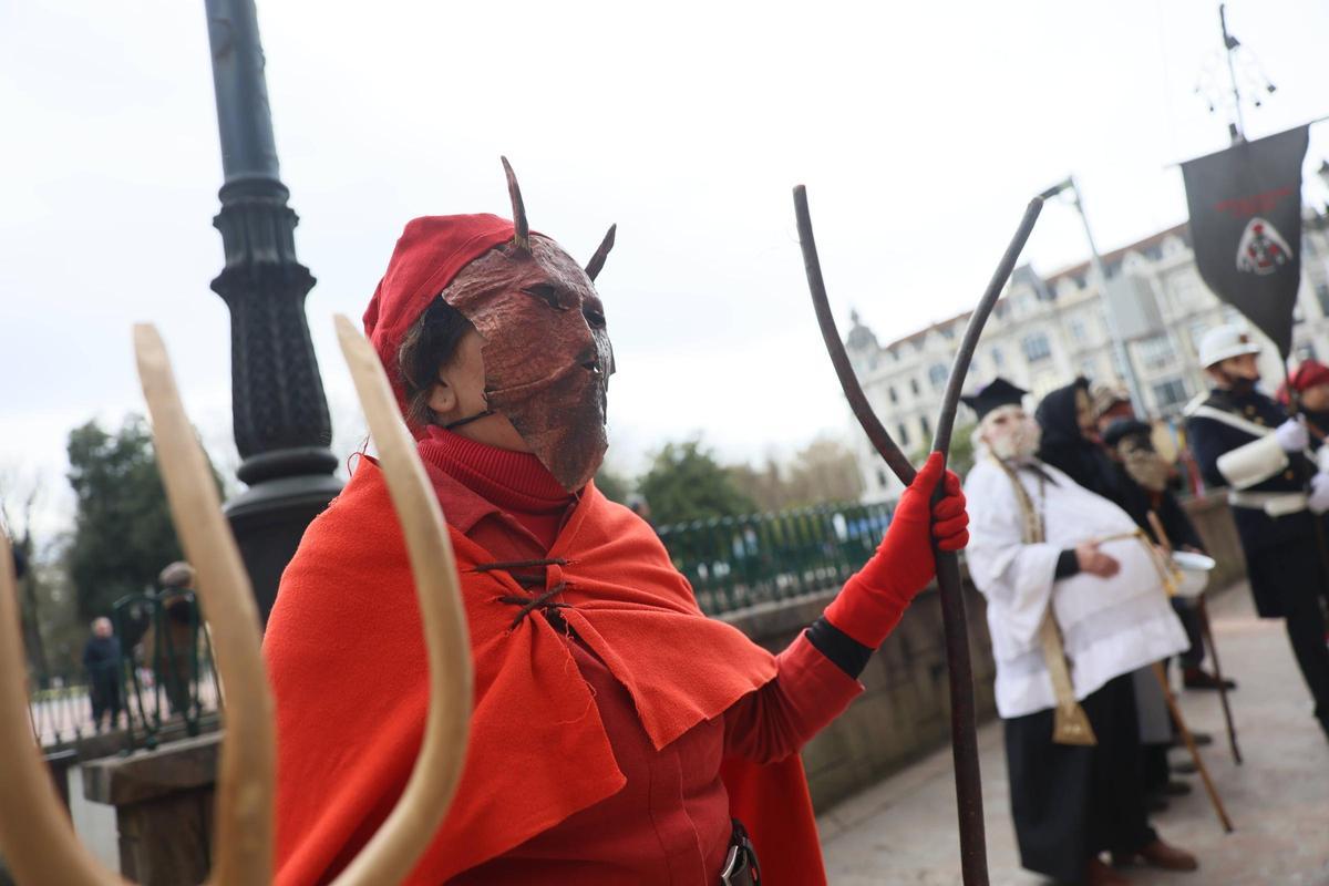 El pasacalles de los Mazcaritos por las calles de Oviedo