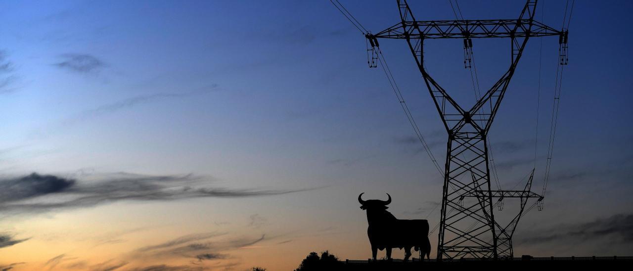 La luz bate un nuevo récord histórico y provoca un efecto dominó en el resto de precios.