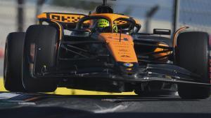 Lando Norris, en plena carrera en Miami con su McLaren.