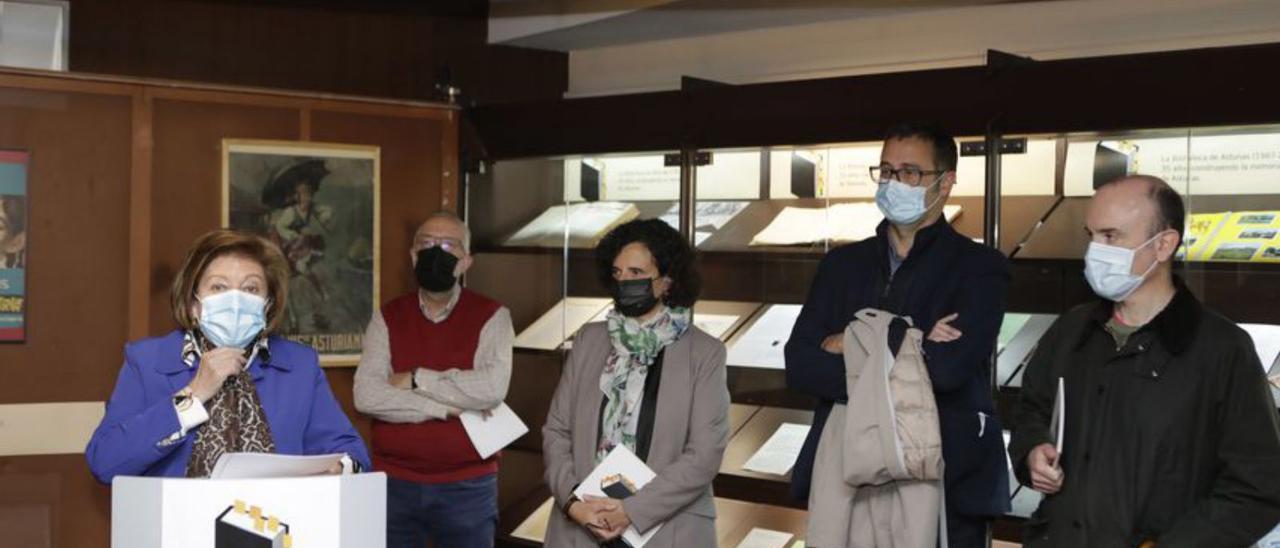 Por la izquierda, Carmen Prieto, Juan Miguel Menéndez-Llana, Berta Piñán, José Luis Costillas y Pablo León Gasalla, en la Biblioteca de Asturias. En detalle, arriba, uno de los volúmenes de López-Fanjul, y debajo, una de las cartas de “Clarín” donadas por Prieto. | Fernando Rodríguez