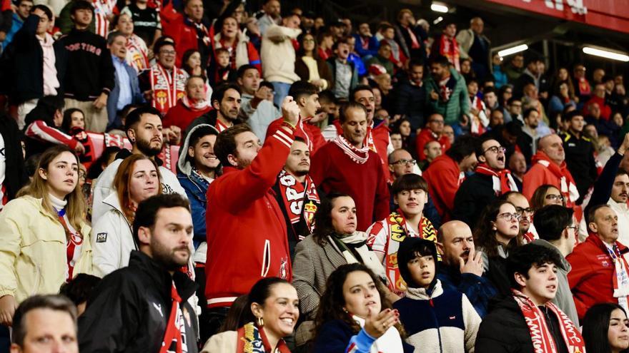 Seguidores del Sporting, durante el partido ante el Zaragoza.   | JUAN PLAZA
