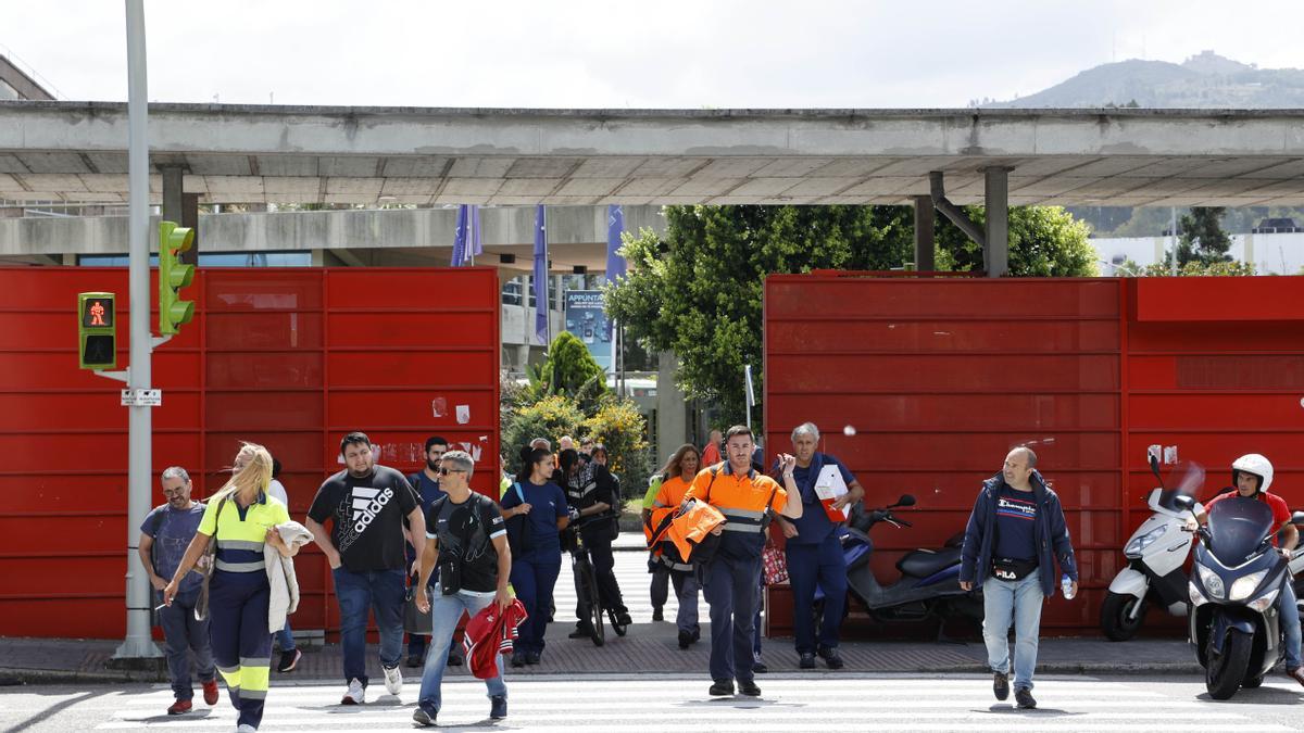 Trabajadores de Stellantis Vigo el día del regreso al trabajo tras las vacaciones.