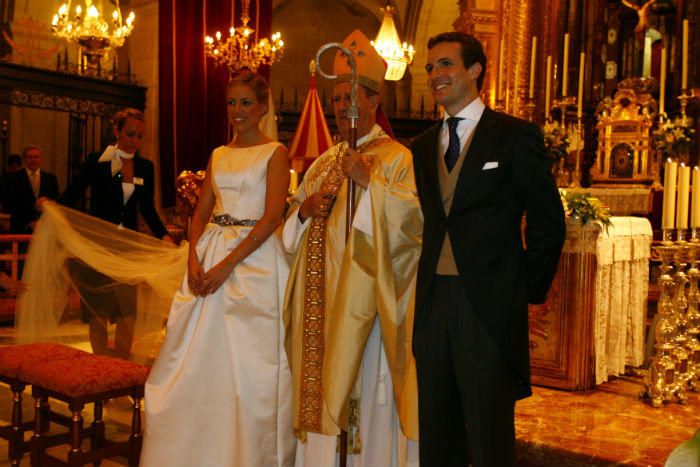 Invitados y curiosos en la boda en Santa María