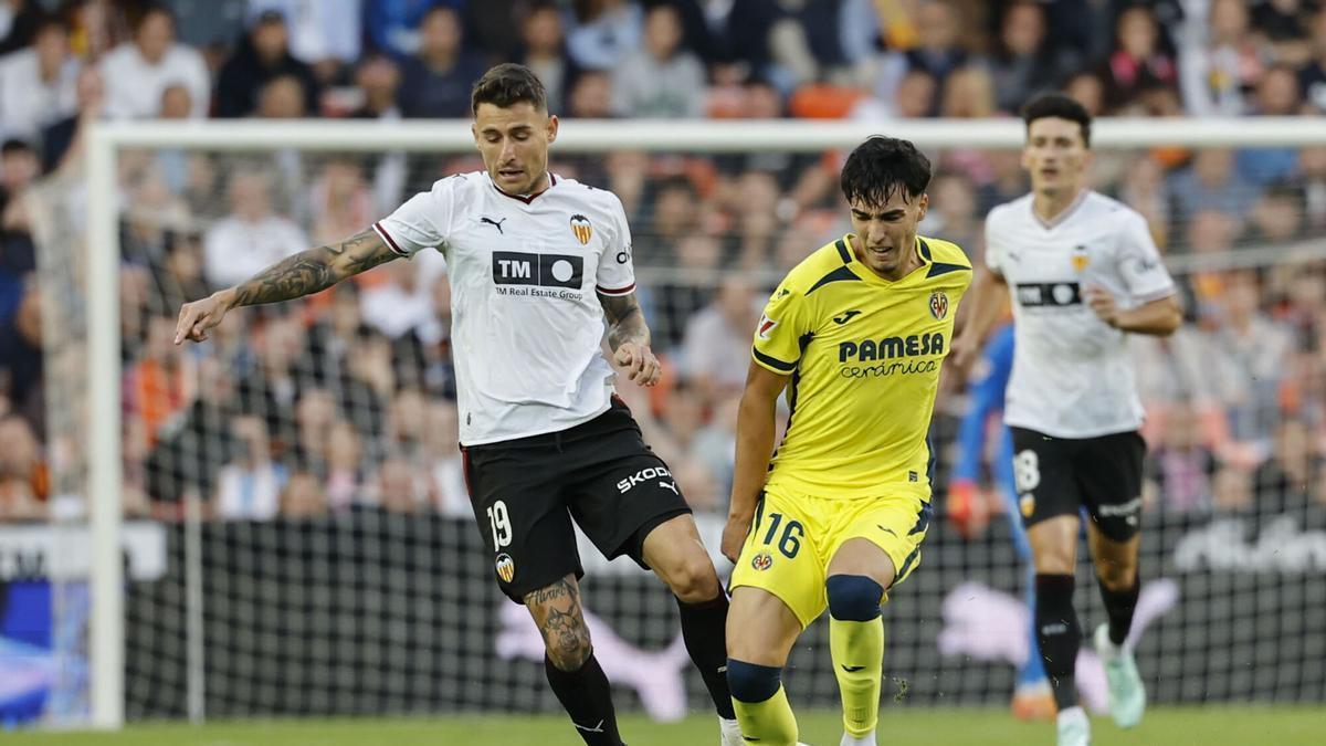 Mikautadze revive al Villarreal en Mestalla en el tiempo de descuento