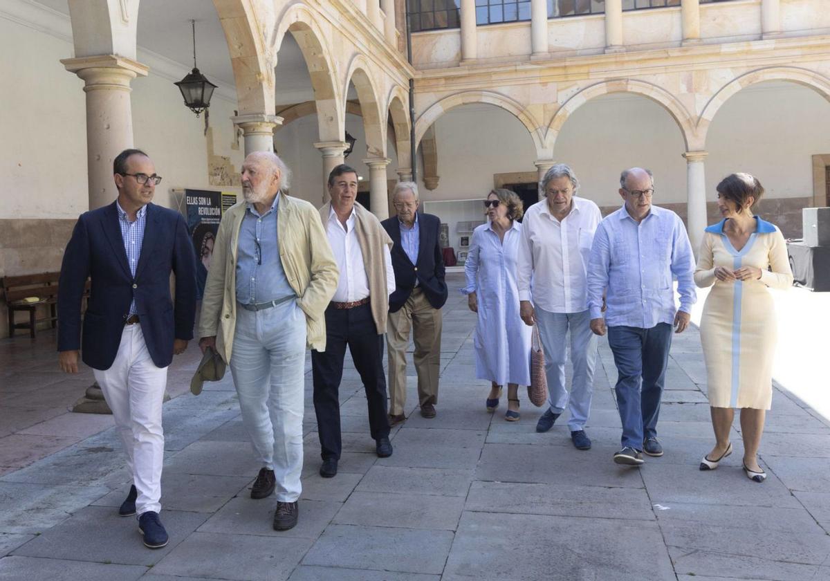 Por la izquierda, Alfredo Martínez Serrano, Alberto Aza, José Laviña, Luis Arias, Aurora Díaz-Rato, Javier Vallaure, Jorge Hevia y Eva Martínez, en el patio del edificio histórico de la Universidad de Oviedo. | Miki López