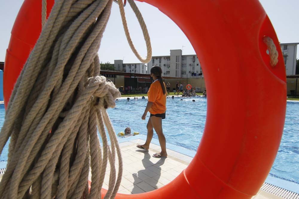 Apertura de la temporada de baños en la piscina de la calle Torremolinos