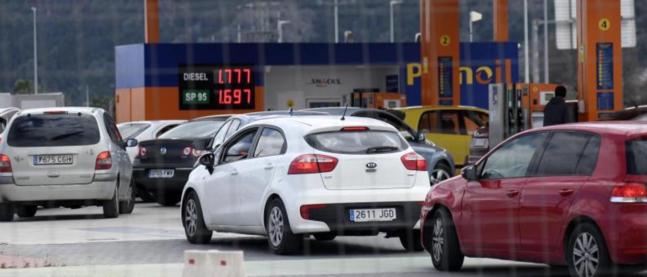 Colas de conductores que acudieron a las gasolineras el primer día del descuento de los 20 céntimos por litro. | ISRAEL SÁNCHEZ