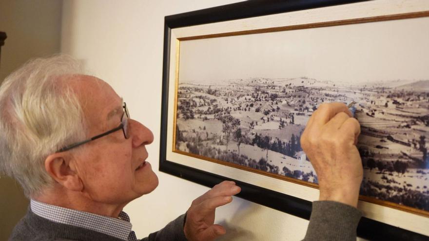 José Manuel Pardal explica los detalles del pueblo de Argusino en una fotografía histórica. | José Luis Fernández