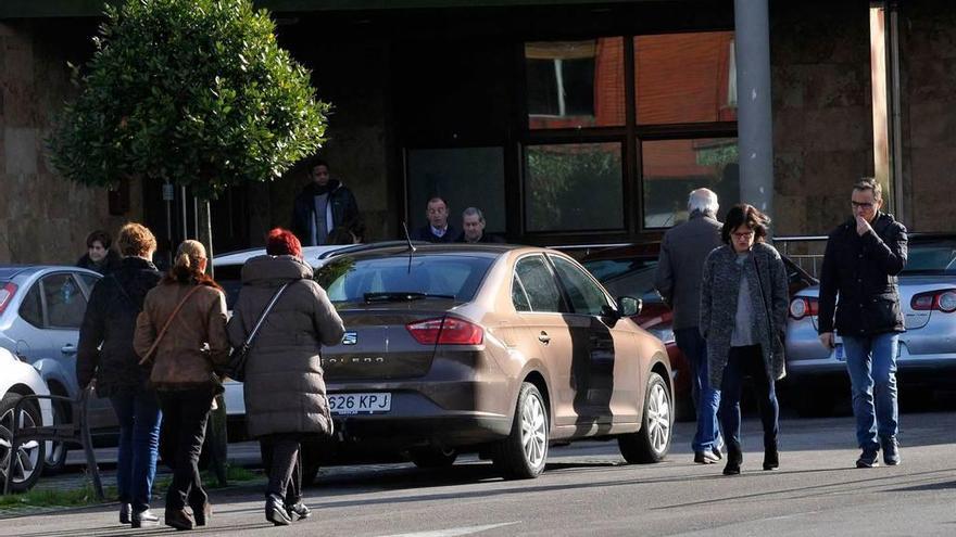 La entrada al tanatorio de Sama, donde estuvo la capilla ardiente por Manuel Florido, ayer por la mañana.