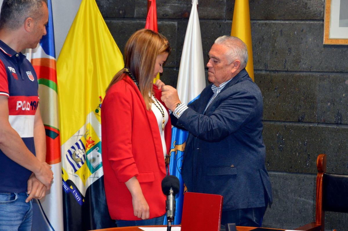 Silvia Álamo, en su toma de posesión junto al alcade de La Aldea, Pedro Suárez.
