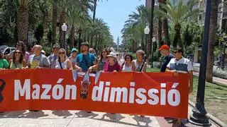 Una treintena de personas se concentran en Alicante antes de la mascletà para pedir la dimisión de Mazón