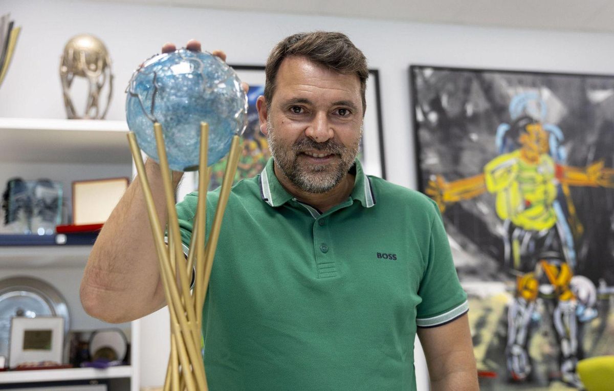 José Tirado posa para este diario en su despacho del Palau de Son Moix con la Copa Intercontinental. | GUILLEM BOSCH