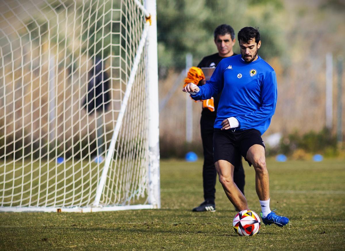 Carlos de la Nava, única novedad en la convocatoria del Hércules para el encuentro de Liga en Torrent.