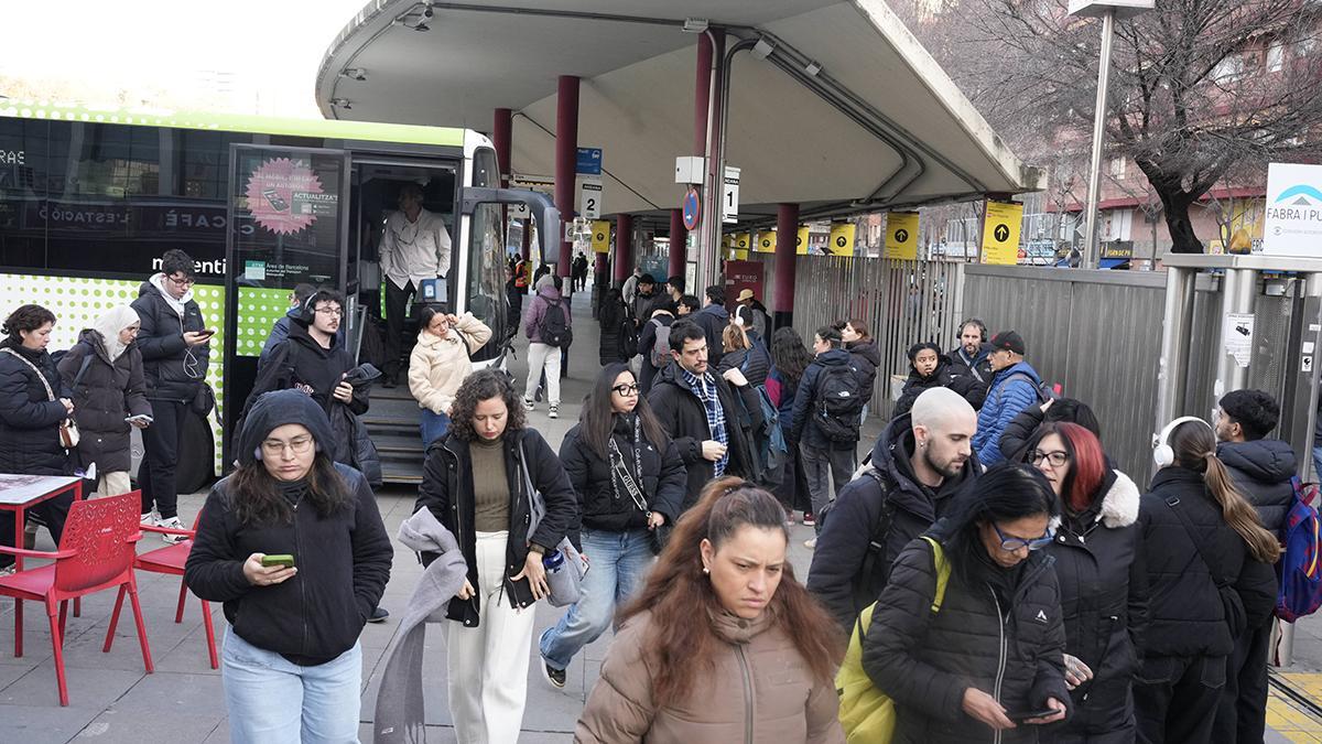 Resignación entre los usuarios de Rodalies en la reanudación del servicio en la estación de Fabra i Puig.