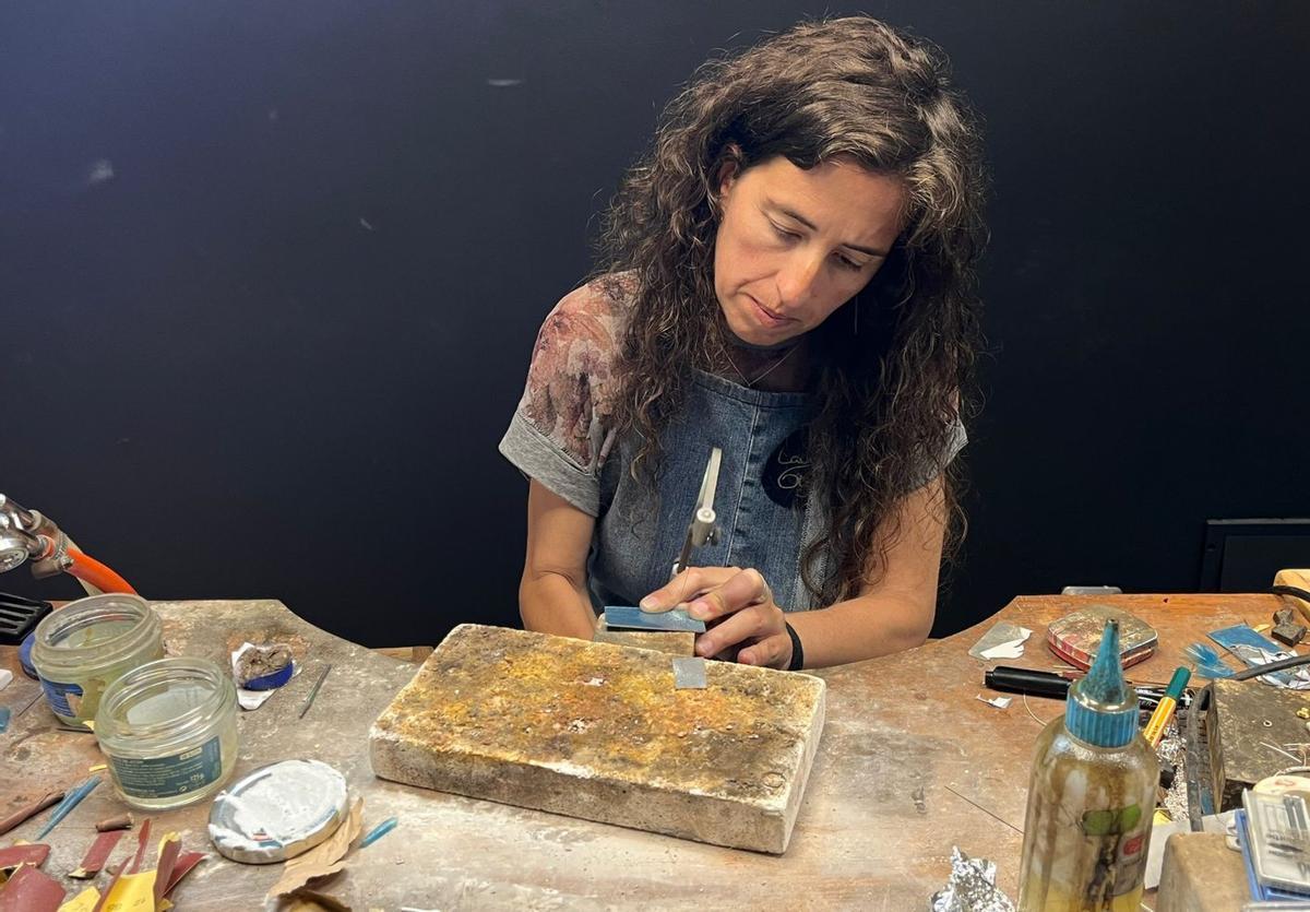 Laura de Olga, trabajando  en su taller. | FOTO CEDIDA A LNE