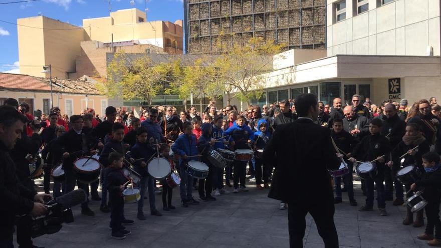 La primera Tamborrada de San Vicente anuncia la Semana Santa