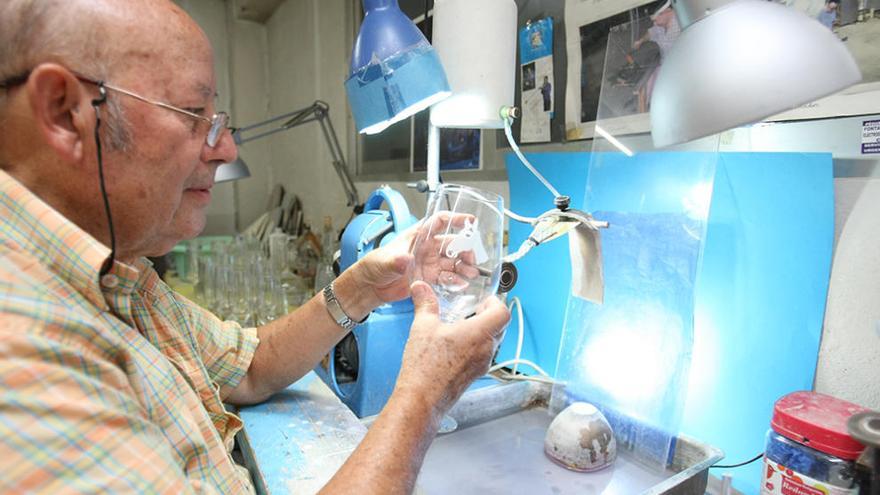 Pepe Reina, tallador de cristal murciano, trabaja en su taller de artesanía.