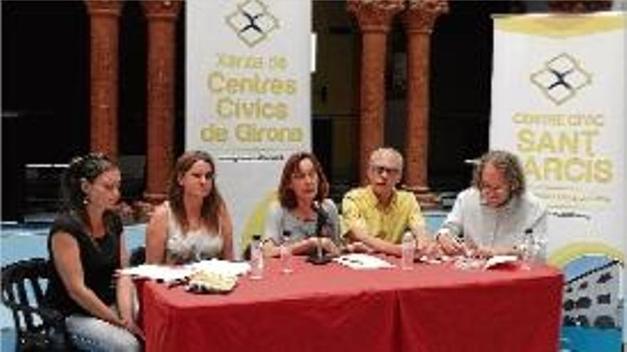 Representants de diferents centres cívics amb Sílvia Paneque.