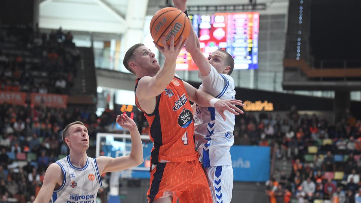 Paul Jorgensen entra a canasta ante Borg y Kunkel, del Palencia, en el duelo de la primera vuelta en el Coliseum.